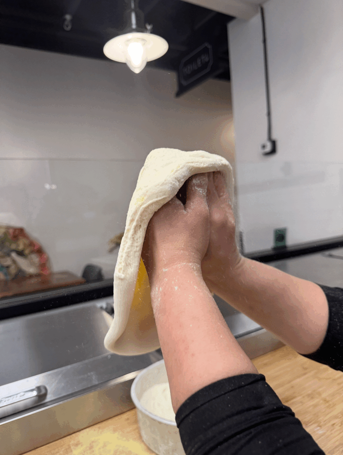 How to stretch pizza dough