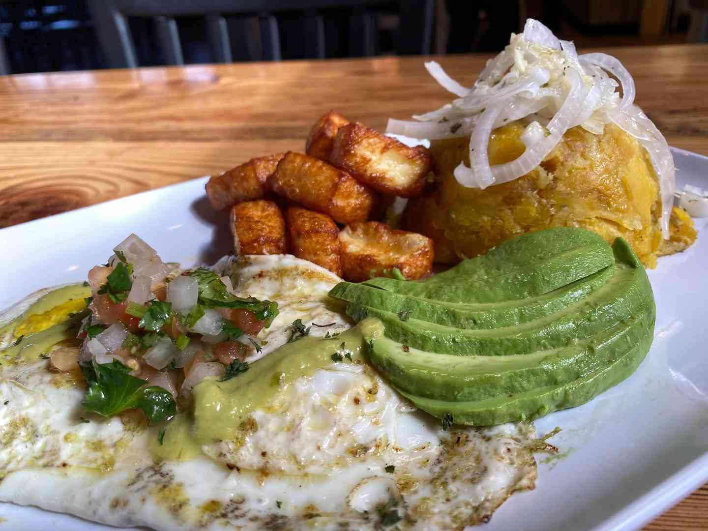 Eggs, hashrowns, pico de gayo and avacado