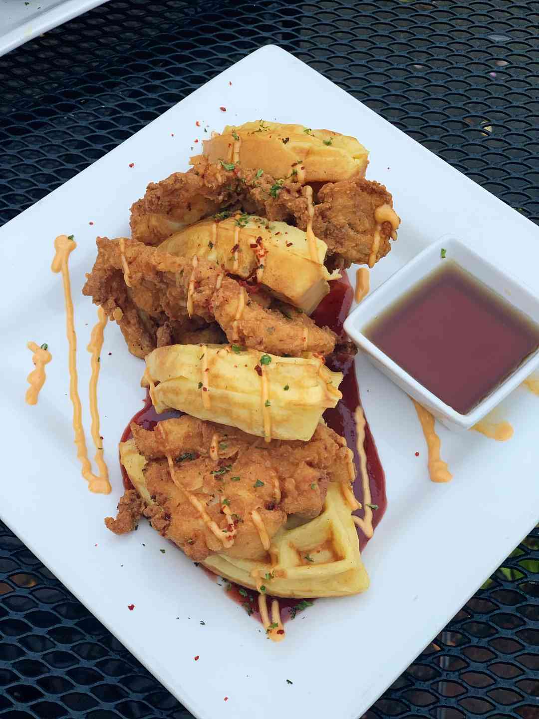 CHICKEN N' WAFFLES