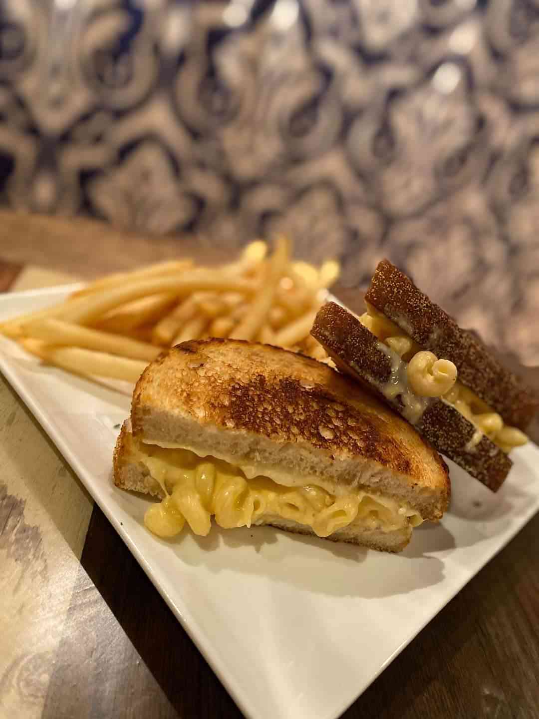 Mac & Cheese Stuffed Grilled Cheese
