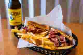 Sandwich Basket with Beverage