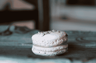STRAWBERRY BLACK PEPPER MACARON