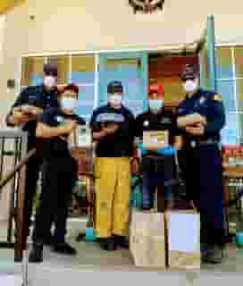 3 Hawthorne Firemen, one with yellow pants, with two Urth employees on Urth South Bay entrance with Urth bags and lunch boxes
