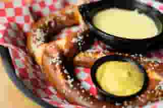 GIANT PUB PRETZEL
