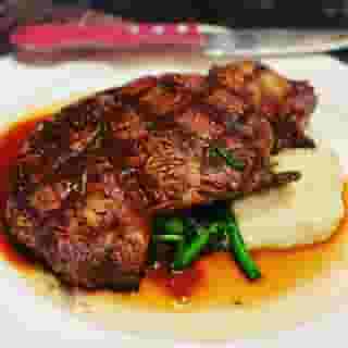 Steak with mashed potatoes and green beans