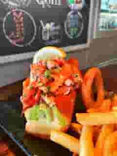 Tap House Lobster Roll w/FF
