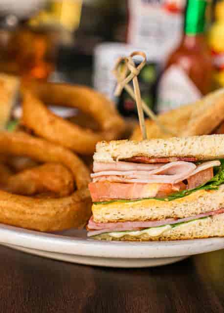 Club sandwich with onion rings
