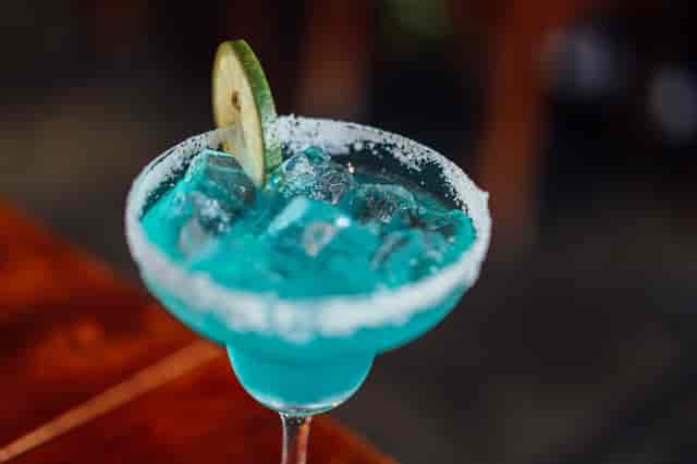 blue margarita with lime