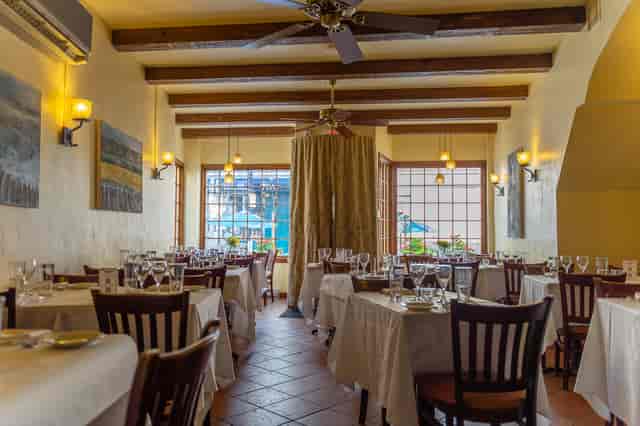 High end ambiant dining room