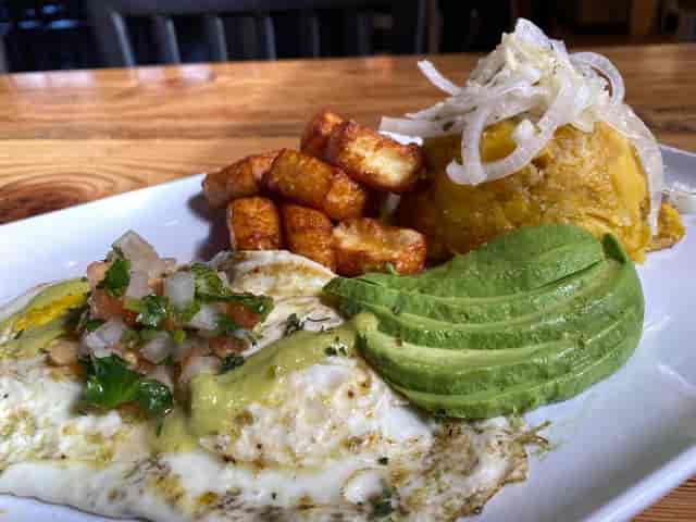 Eggs, hashrowns, pico de gayo and avacado