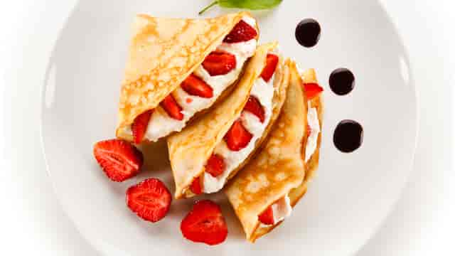 STRAWBERRY AND CREME CREPE