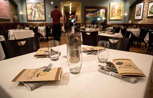 the tulip tree restaurant dining room