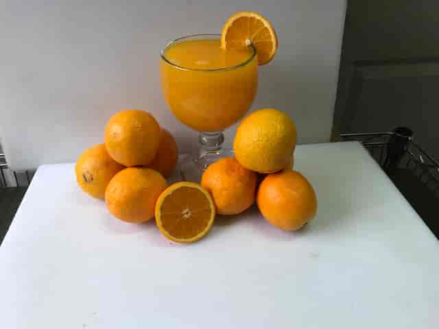 orange drink with fresh oranges