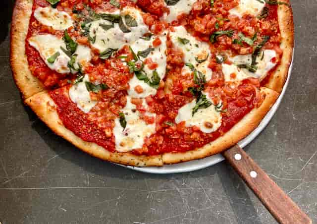 Fresh Tomato & Mozz Pizza