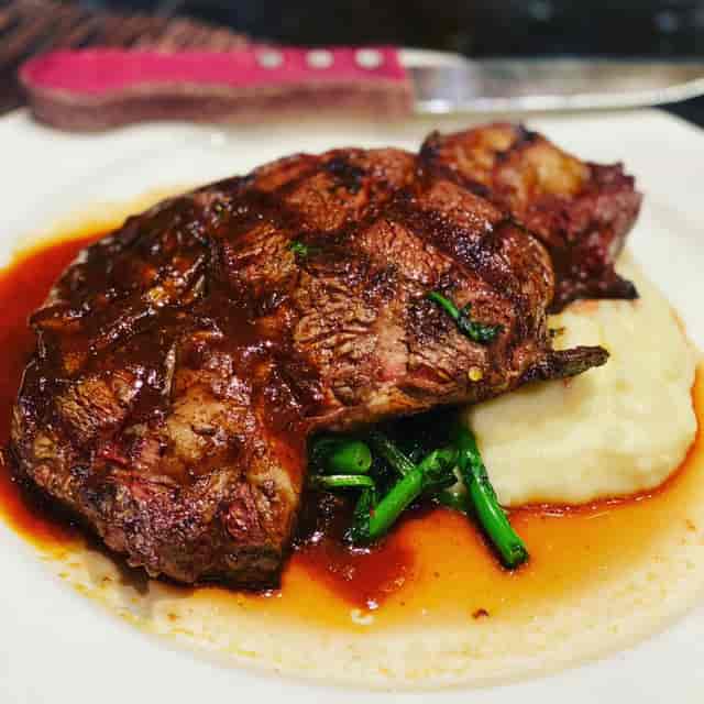 Steak with mashed potatoes and green beans