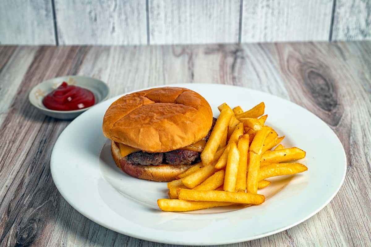 cheese burger and chips
