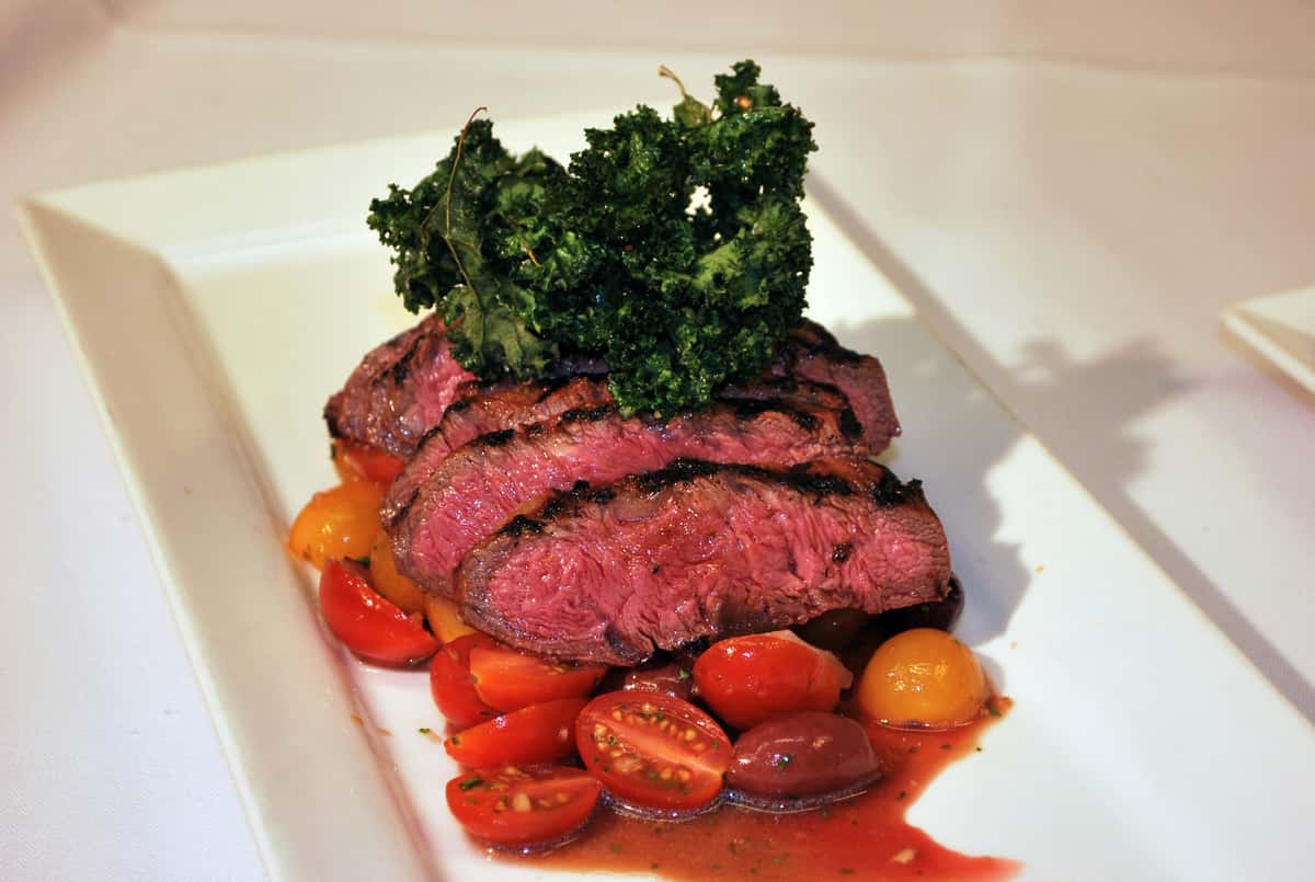 steak with parsley and tomatoes