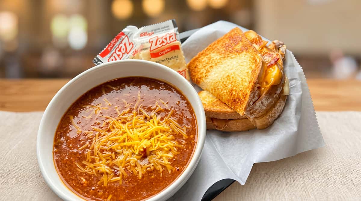 chili bowl sandwich