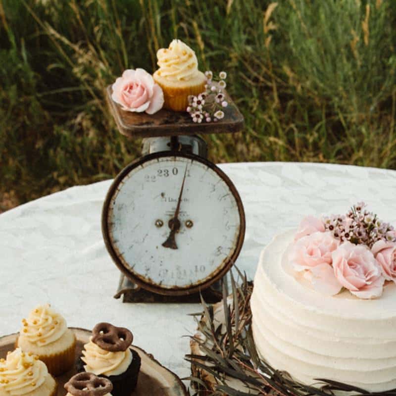 VINTAGE SCALE CUPCAKE STAND