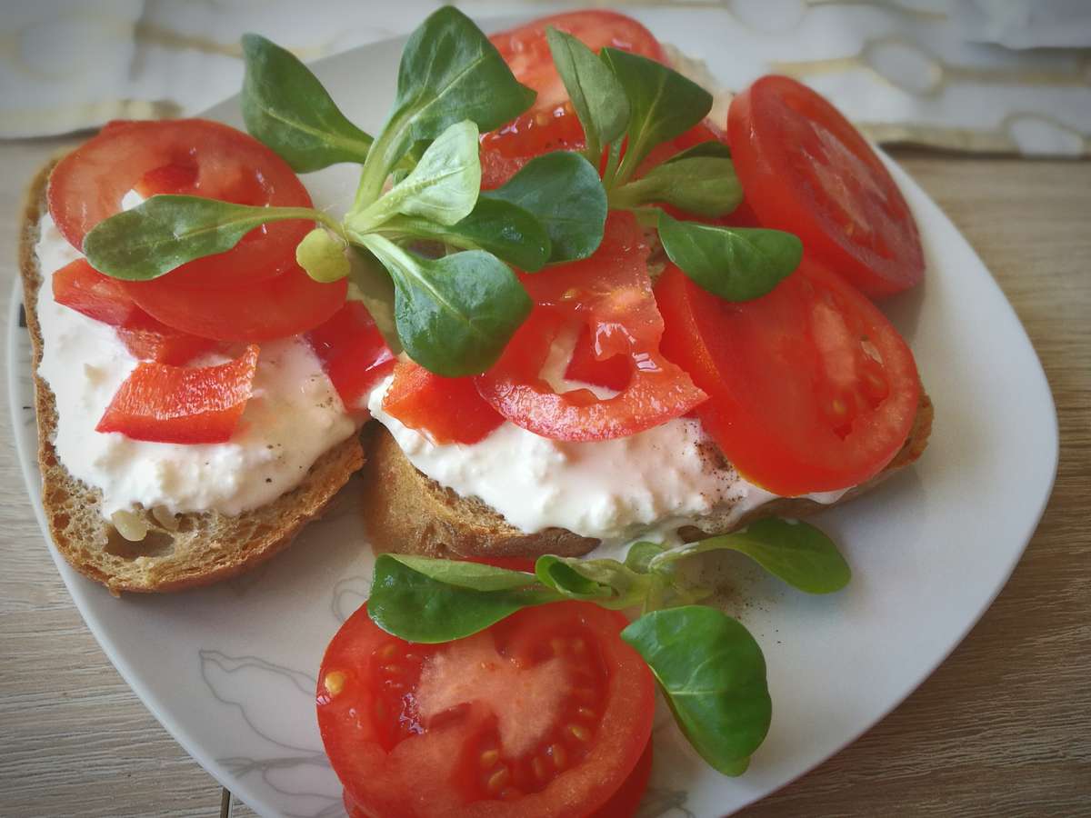 Tomato, Basil & Mozzarella w/ Sliced Baguettes