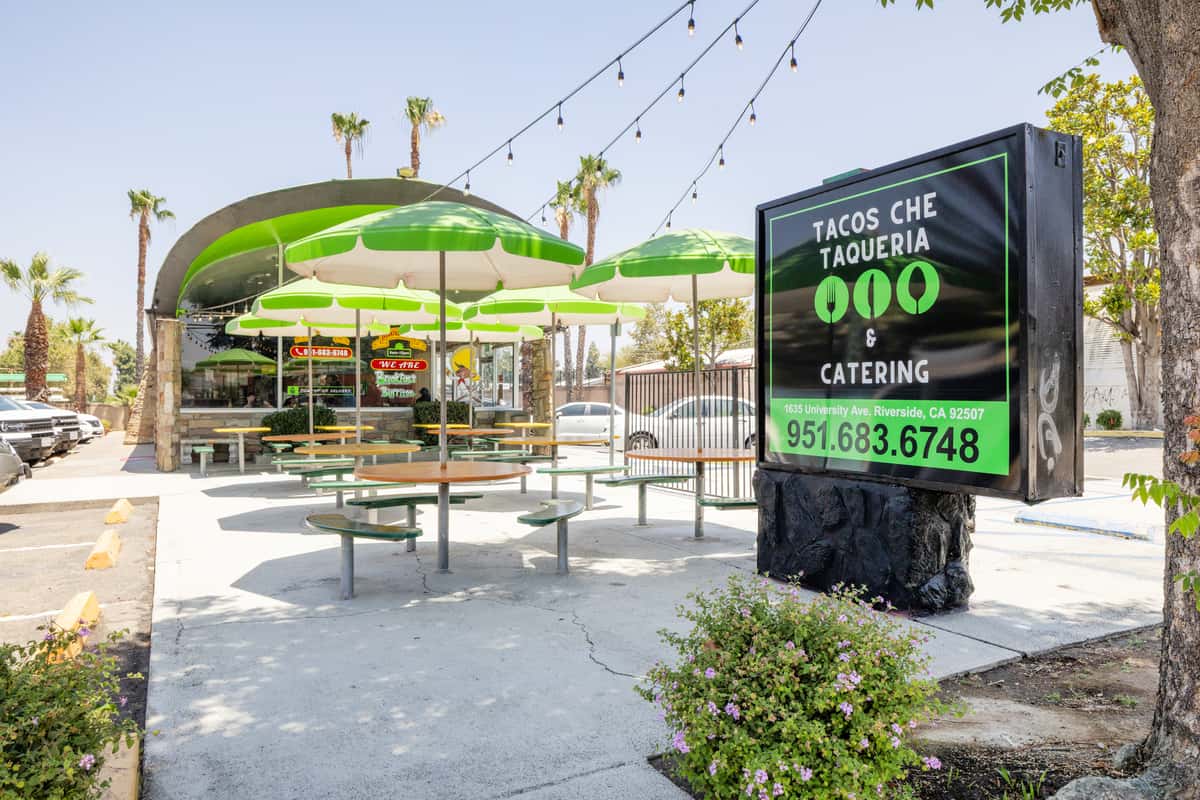 Exterior patio of Tacos Che