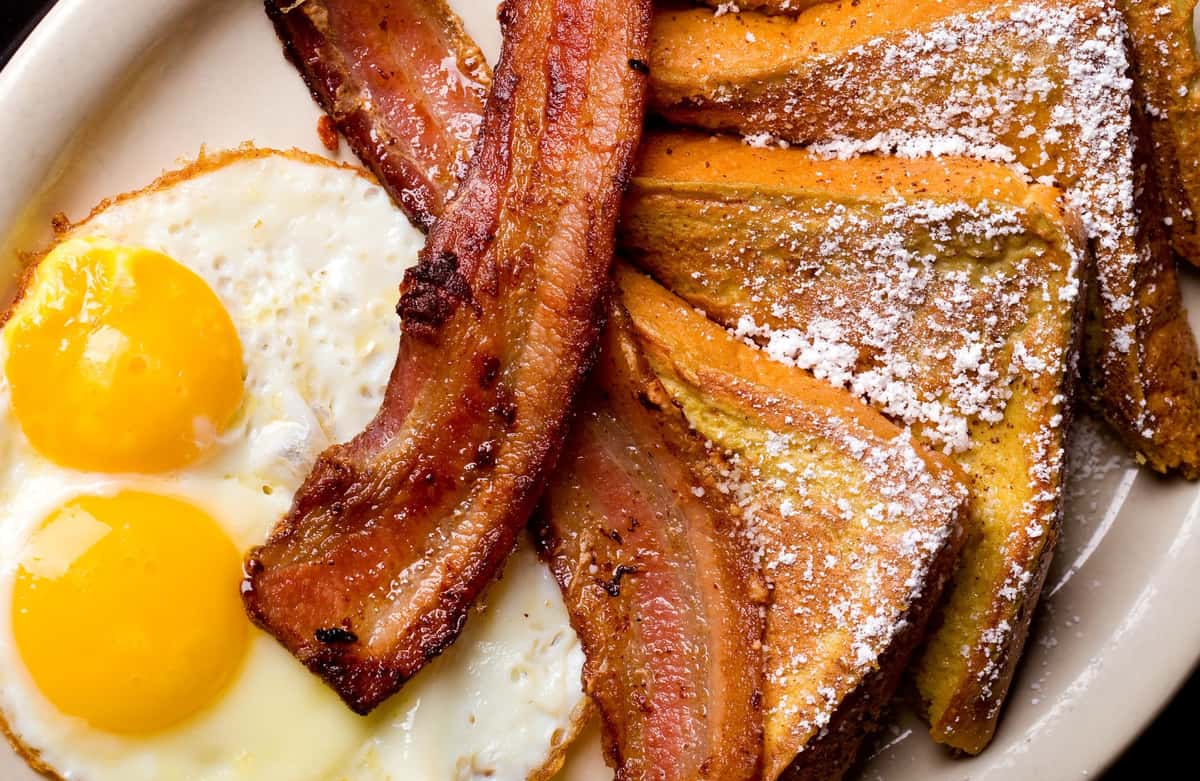 eggs with bacon and French toast