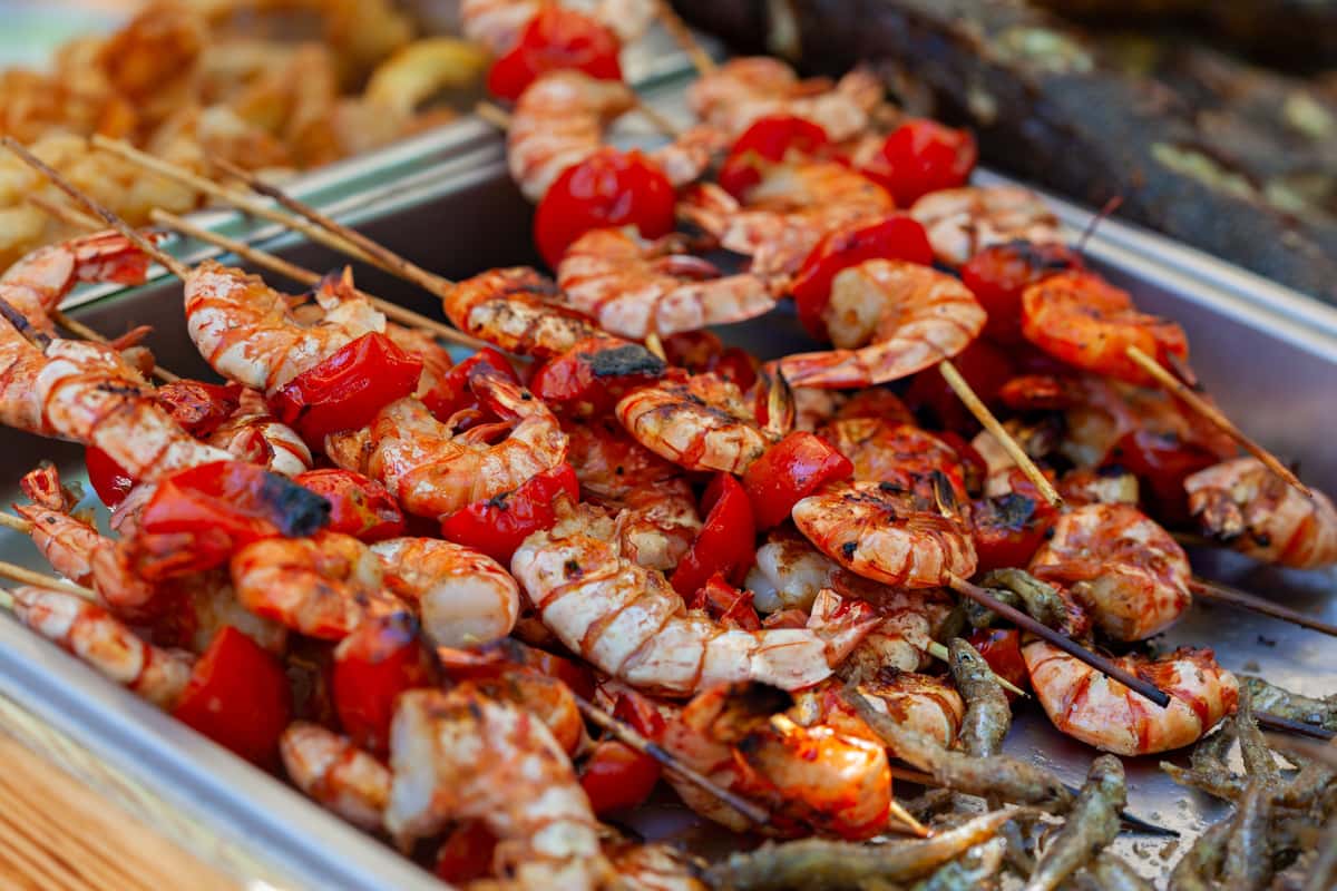 delicious-grilled-shrimp-skewers-with-roasted-vegetables