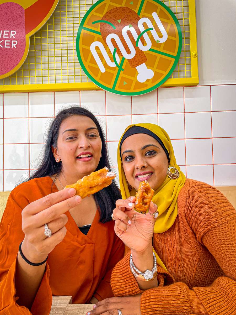 Two friends eating