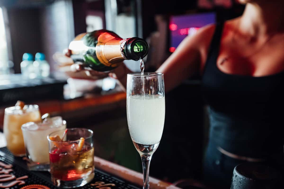 champagne pour