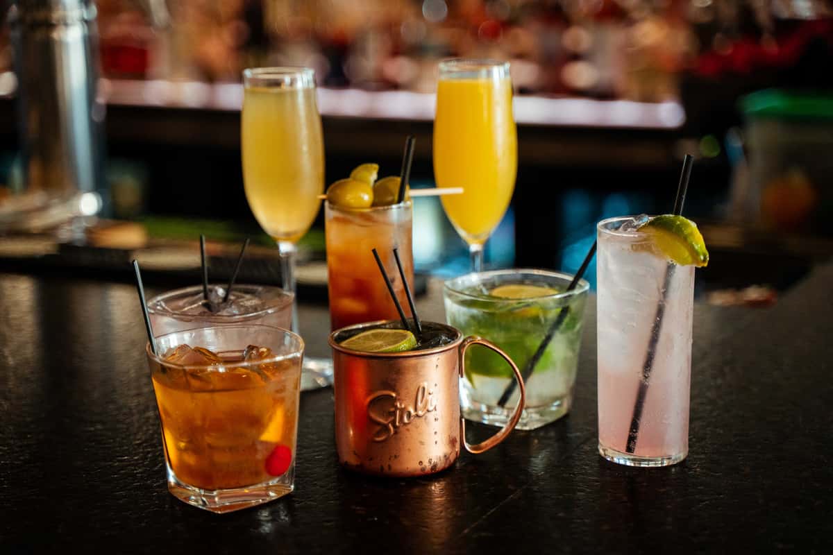 bar happy hour drinks