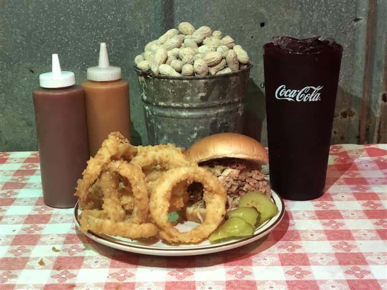 Pulled pork and onion rings 