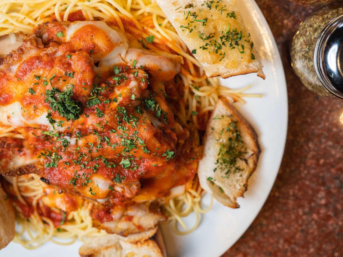 Spaghetti and garlic bread