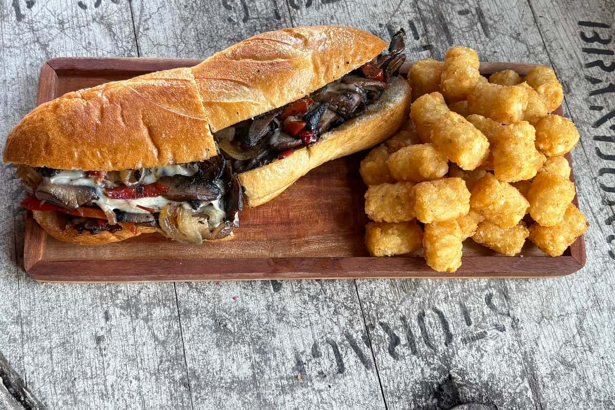 sandwich & tots