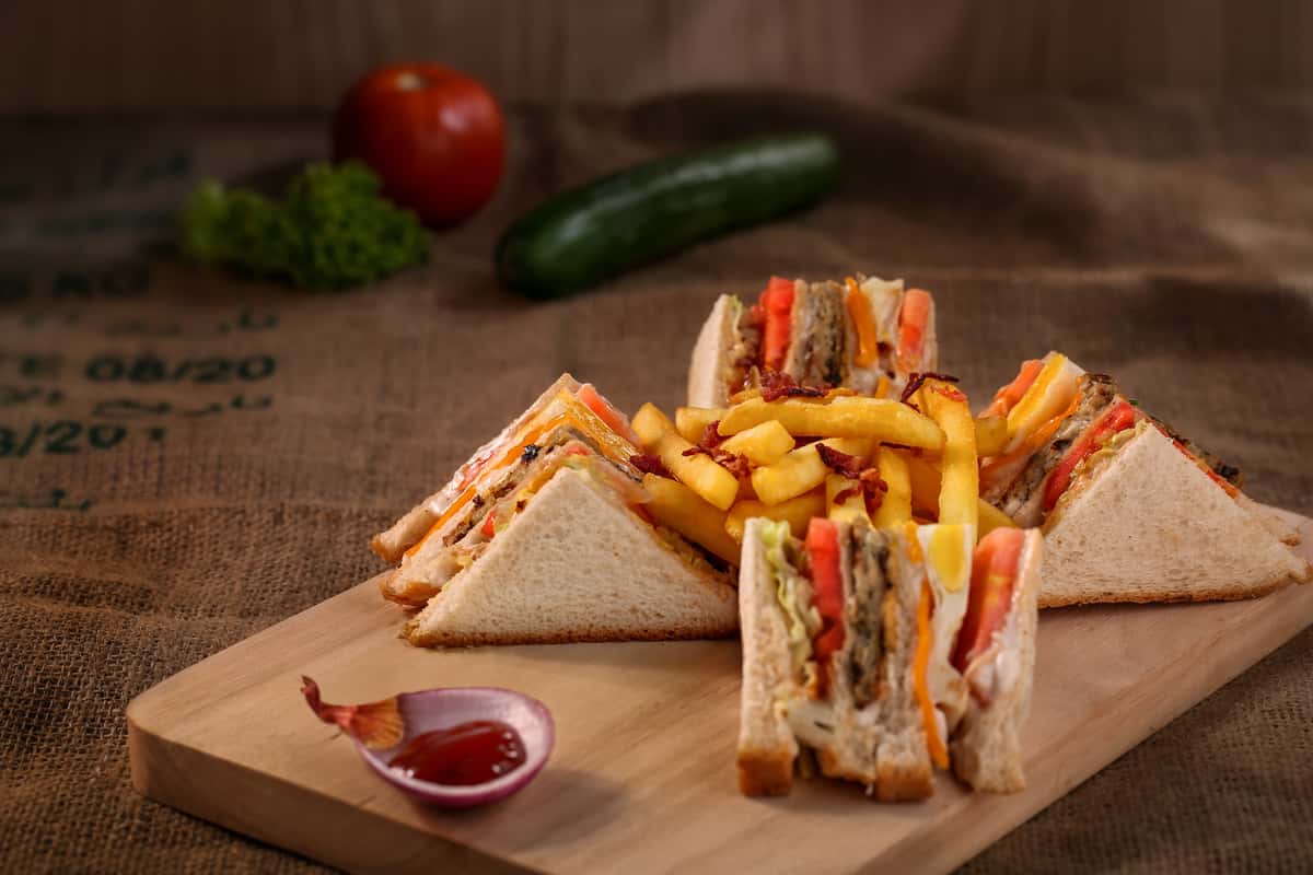 sandwiches with fries
