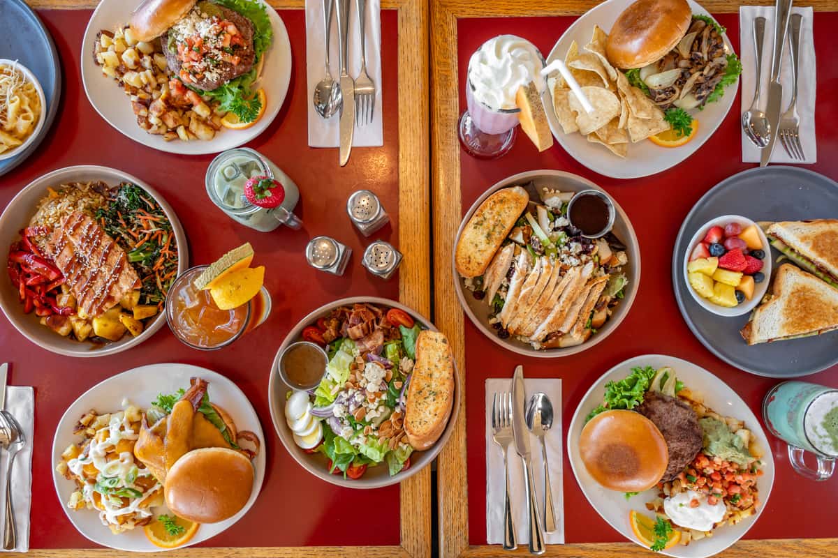 Multiples dishes in a table