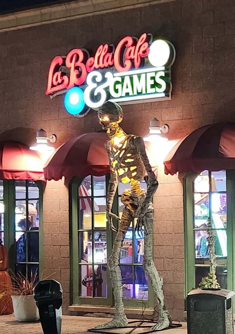 La Bella Cafe 7 Games Frtont Door With a Hiant Scelton