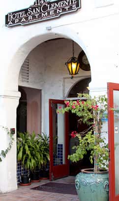 Hotel San Clemente doorway