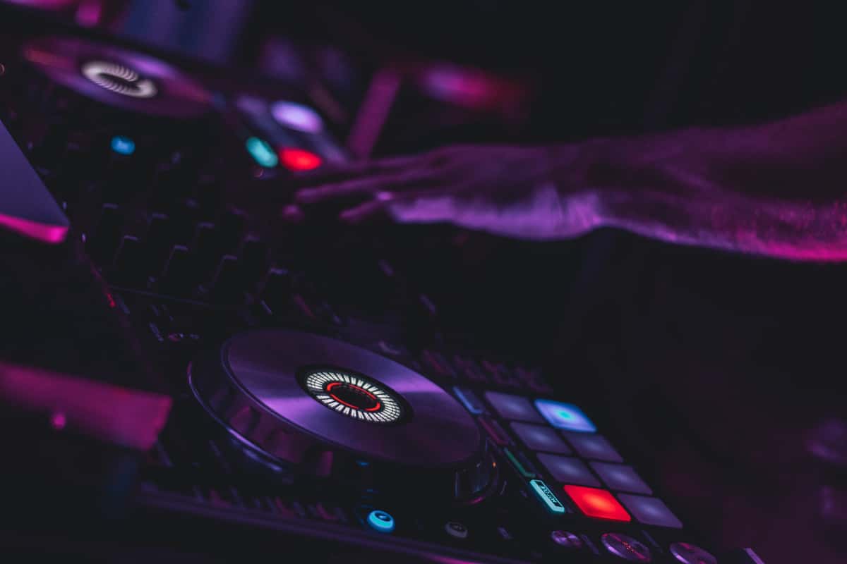 DJ