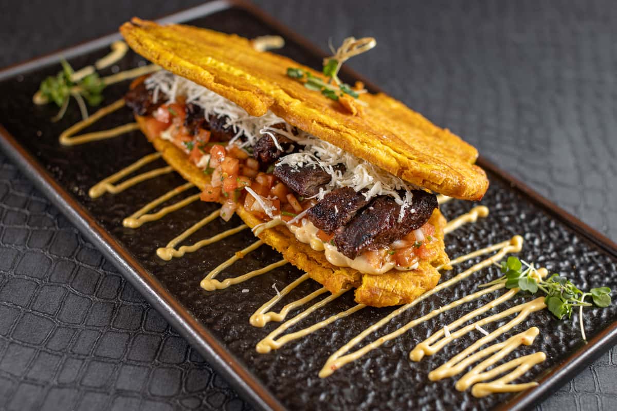 PATACON CON CHURRASCO