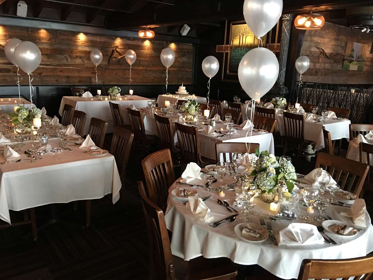 Set tables with baloons