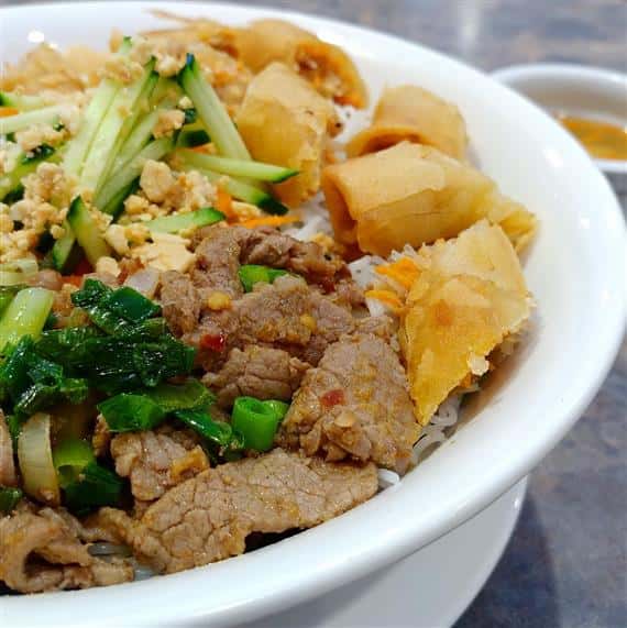 Stirfried Satay Beef and Onions with Double Fried Pork Springrolls. Served on a Bed of Rice Vermicelli, Shredded Lettuce and Beansprouts. Garnished with Fresh Cucumber, In House Pickled Carrots, Crushed Peanuts and Rich Green Onion Drizzle