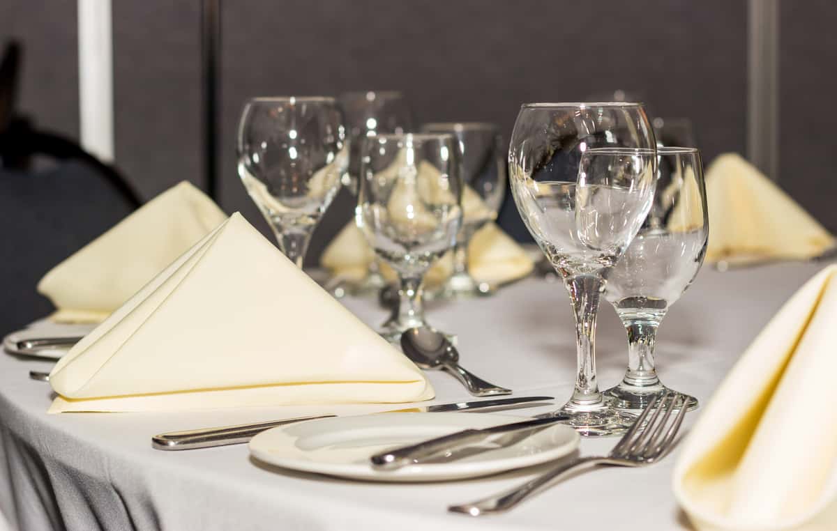 Table setting with plates, napkins and glasses