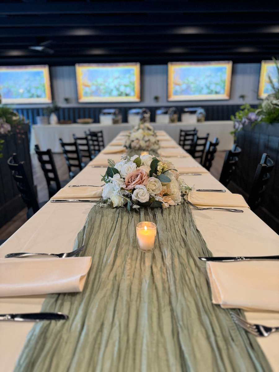 Table runner decorated
