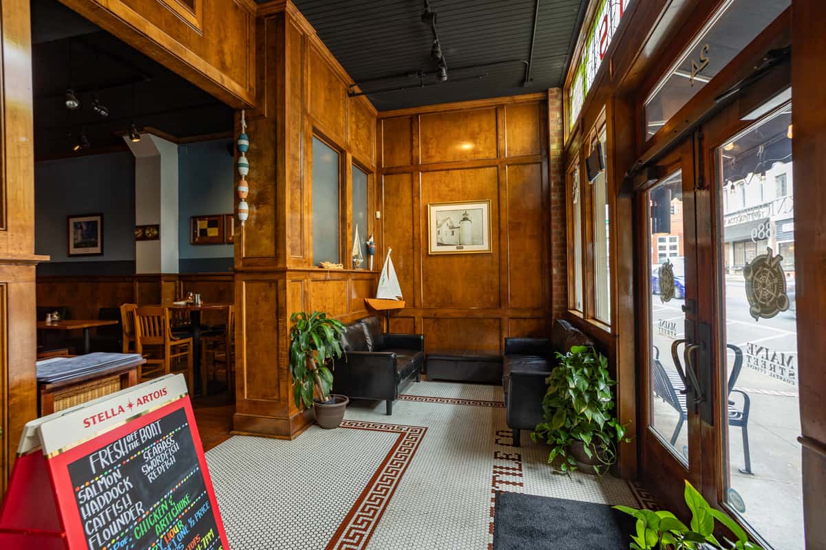 MaineStreetCoastalCuisine_Interior(Medium).jpg