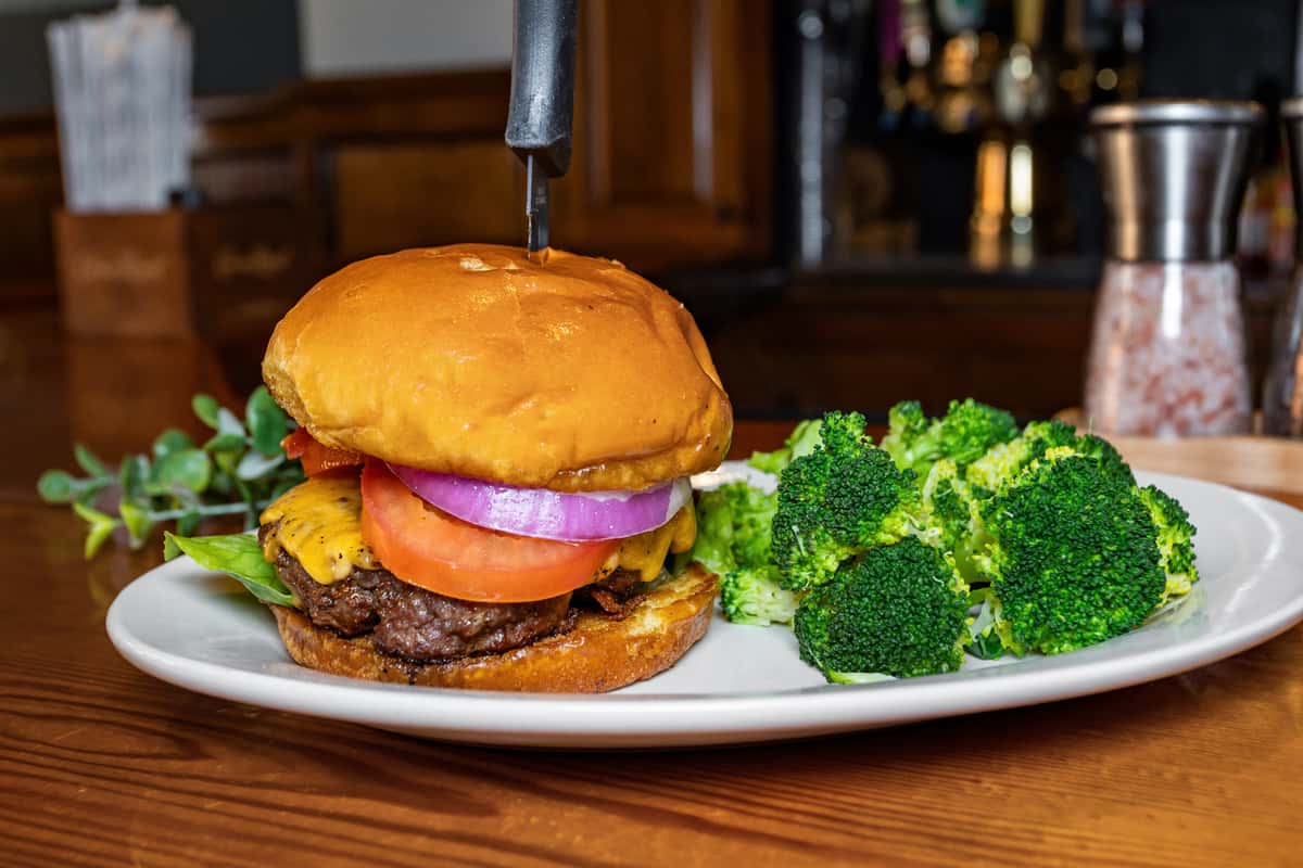 MaineStreetCoastalCuisine_MaineStreetBurger(Direct)3.jpg
