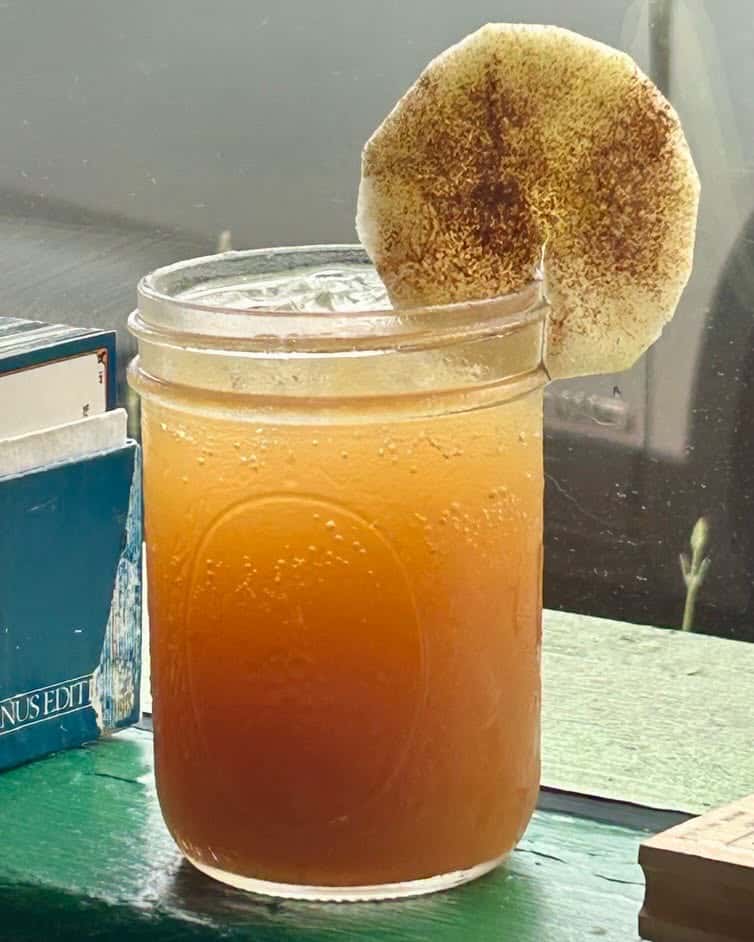 Chai spice infused apple cider topped w/ your choice of club soda or Prosecco, and finished w/ an apple slice garnish.