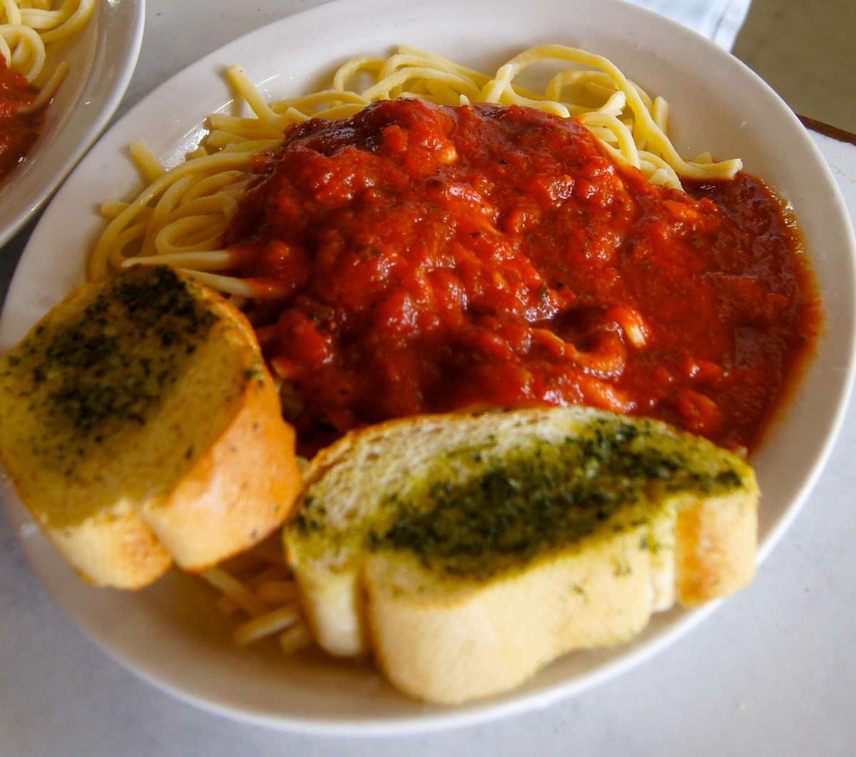 Spaghetti with pesto toast