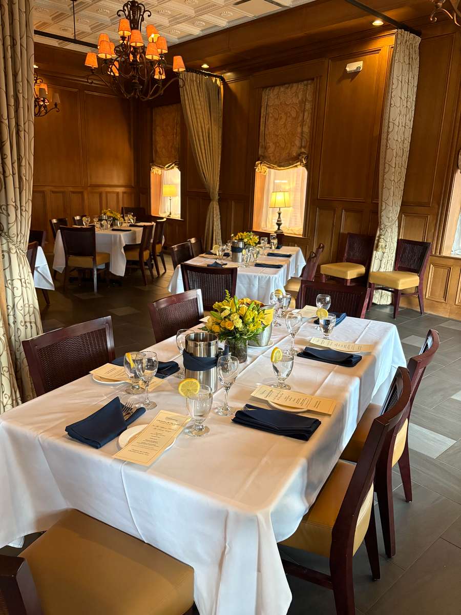 Upham Room Event, 6-top setup diagonal, lighting