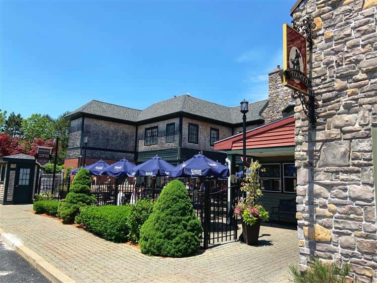 outside patio at the tavern and publick house