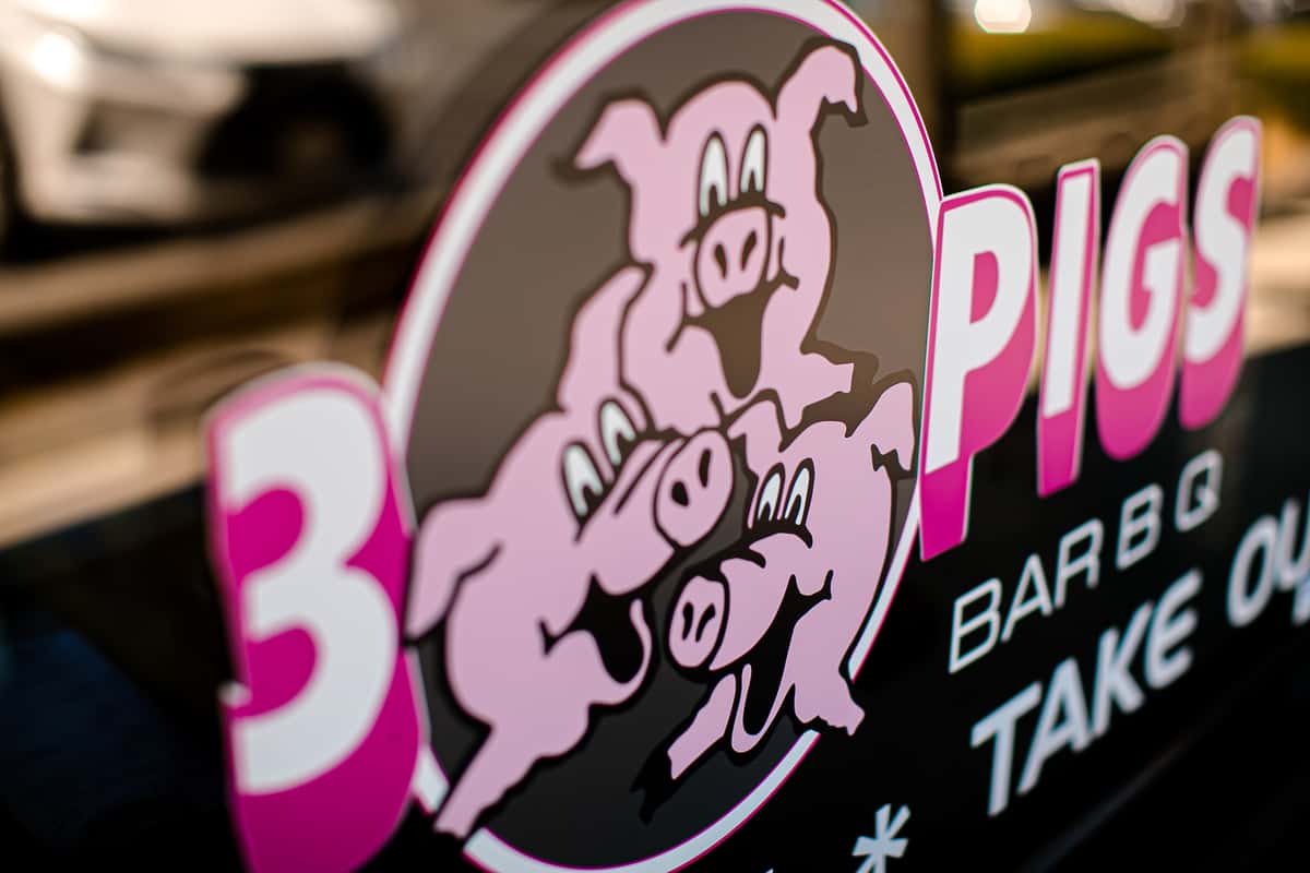3 pigs sign